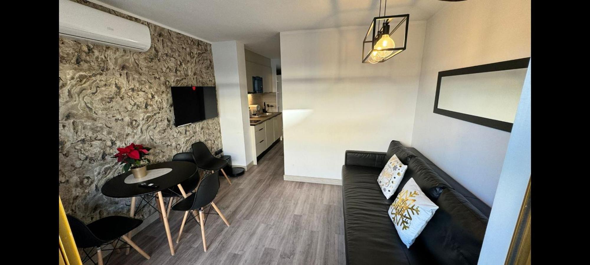 Inter2: New Self-check-in With Garage Apartment *