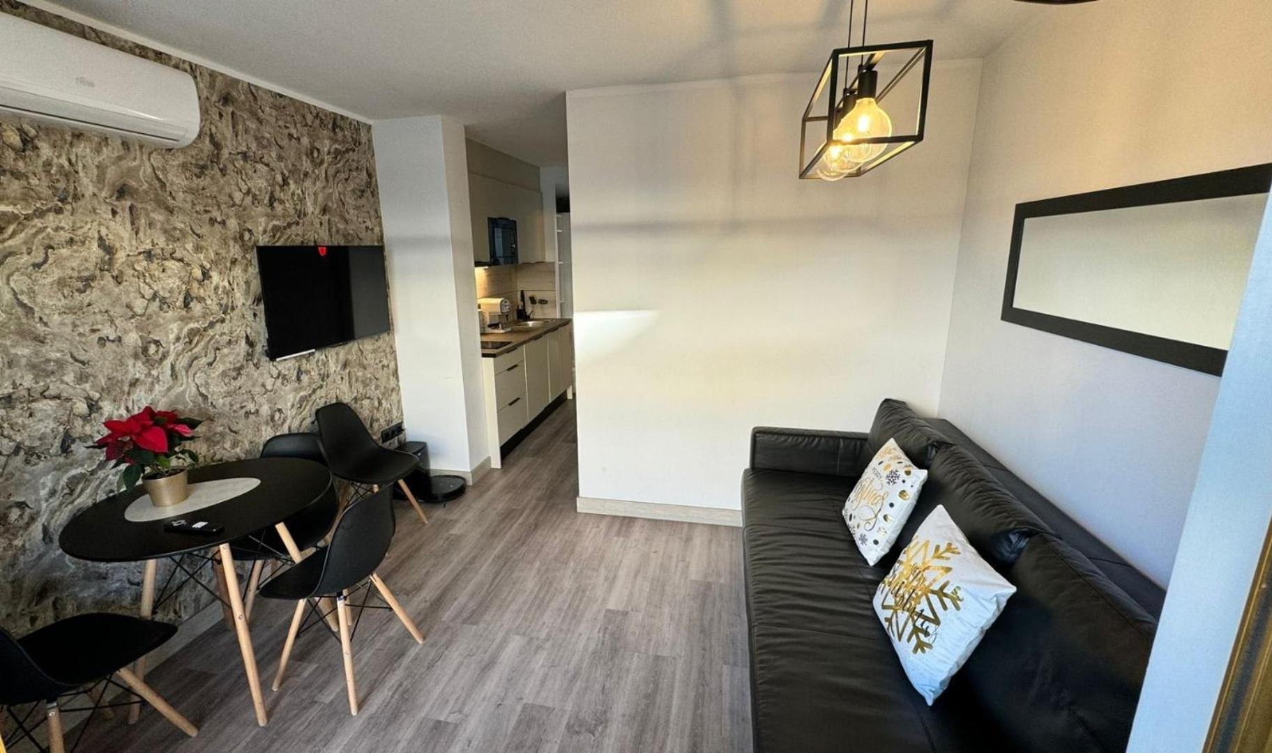 Inter2: New Self-check-in With Garage Apartment